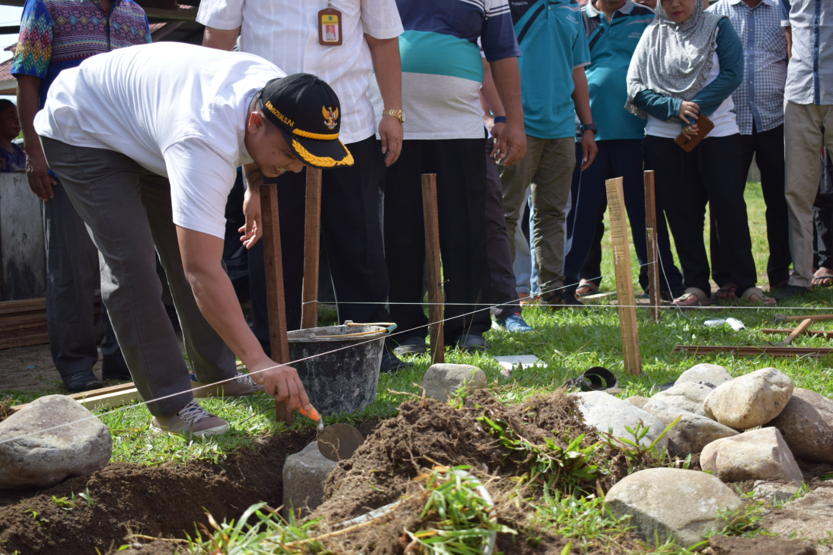 Ketua DPRD Pessel Letakan Batu Pertama Pembangunan Mushola Nurul Huda.