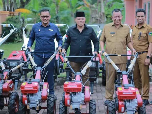 Dukung Produktivitas Pertanian di Pesisir Selatan, Wakil Ketua DPRD Hakimin Serahkan 9 Unit Alsintan