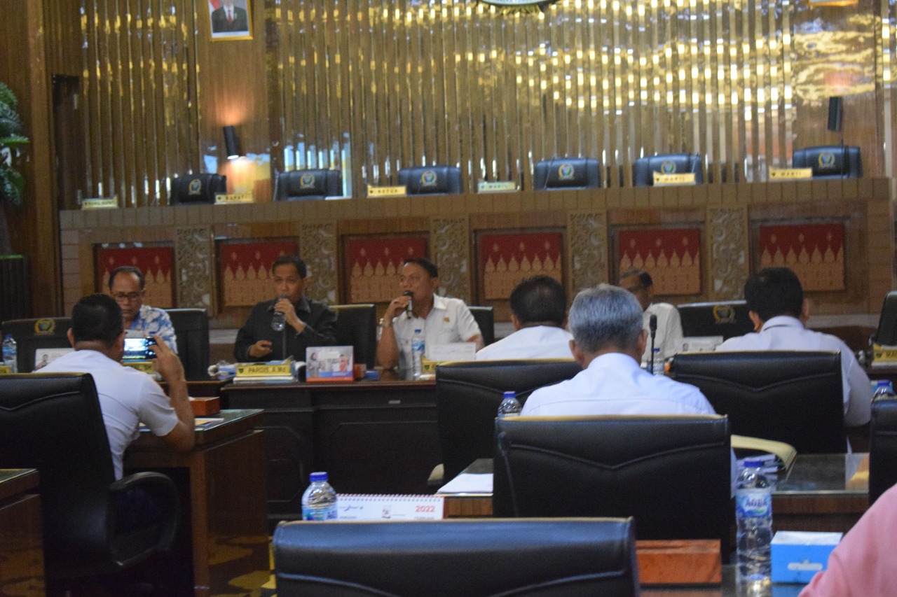 Komisi III DPRD Kabupaten Pesisir Selatan Adakan Hearing dengan Mitra Kerja Terkait Evaluasi APBD TA