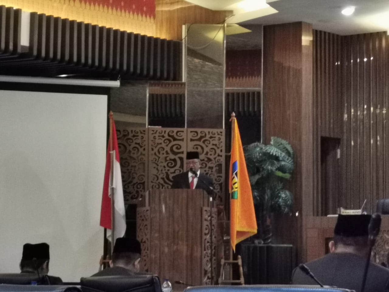 Respon Bupati Pesisir Selatan terkait dengan Penyampaian Rekomendasi DPRD Terhadap LKPj Bupati Pesis