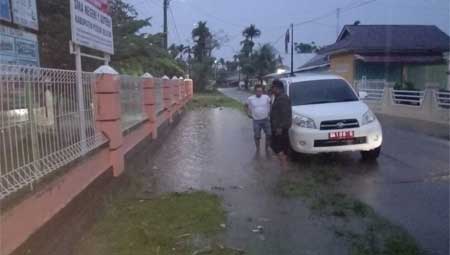 Anggota DPRD Pesisir Selatan, Asril Datuak Putiah Pantau Banjir di Surantih 